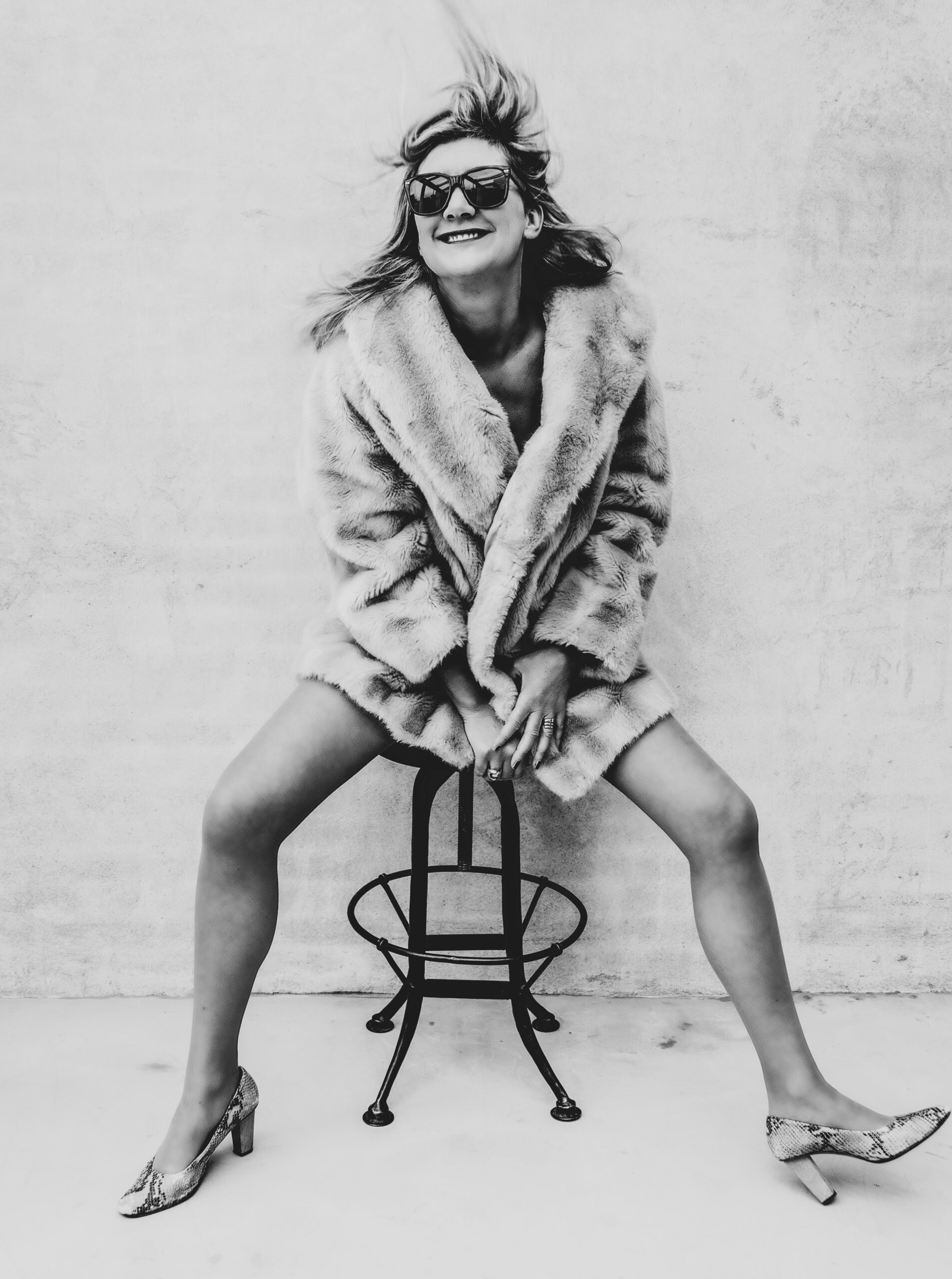 Model photography daylight black and white fur coat woman